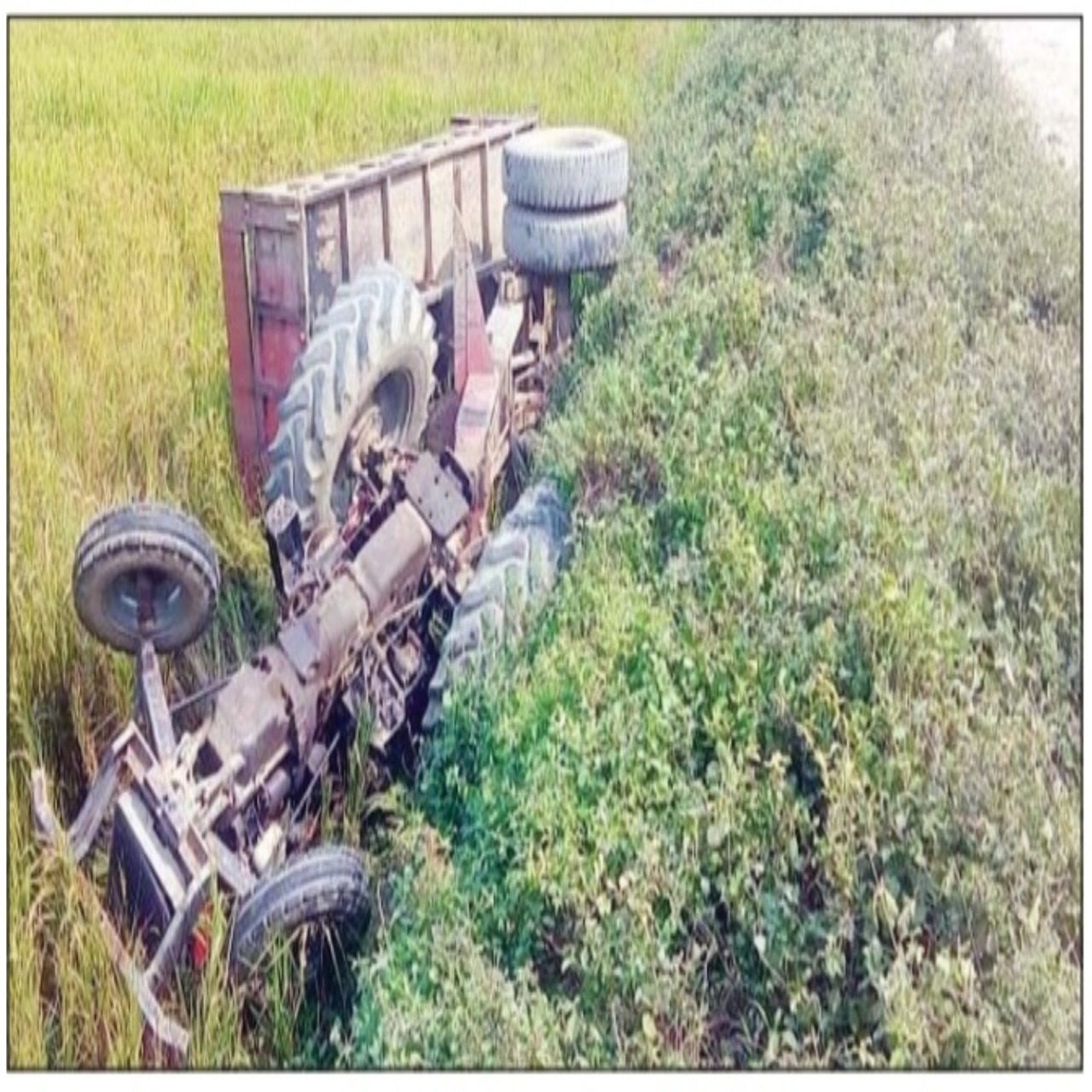 अनियंत्रित ट्रैक्टर गिरी खाई में चालक की दर्दनाक मौत
