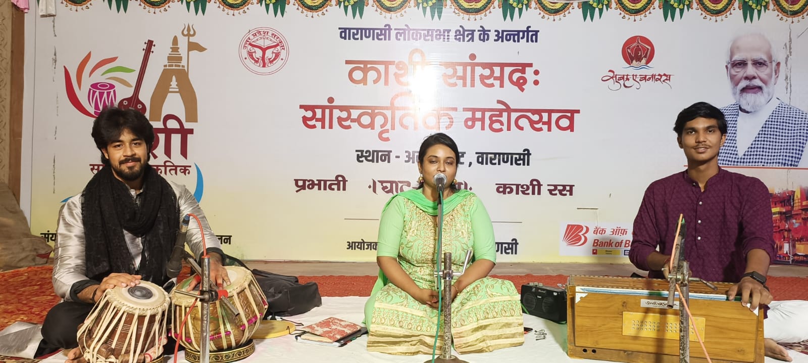 अस्सी घाट पर सोहनी गांगुली ने राग यमन में मध्य विलंबित रूपक ताल मन मंदिर दीप जलाओ भजन प्रस्तुत कर दर्शक गण के हृदय को मंत्र मुग्ध किया।