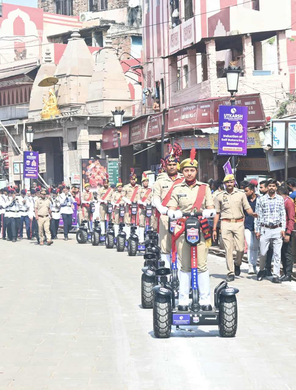 उत्तर प्रदेश राज्य में पहली बार पर्यटन पुलिस में सेल्फ बैलेंसिंग इलेक्ट्रिक स्कूटर्स का किया गया शुभारंभ