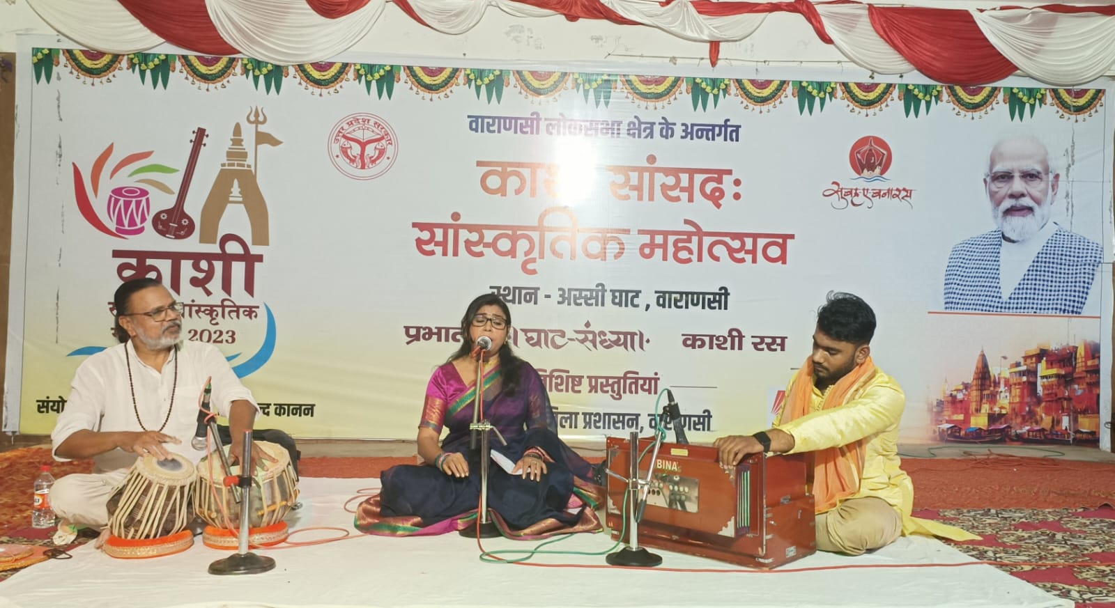 अस्सी घाट पर श्रीमती मधु पांडे ने राग मधुवंती छोटा ख्याल से कार्यक्रम का शुभारंभ किया