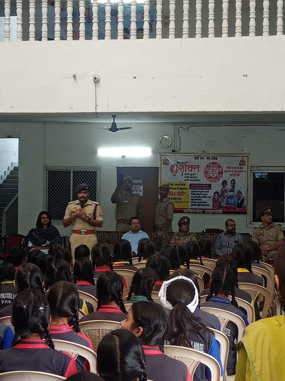 मिशन शक्ति फेज-04 अभियान के अंतर्गत अपर पुलिस उपायुक्त गोमती जोन द्वारा थाना राजातालाब क्षेत्रान्तर्गत वाराणसी पब्लिक स्कूल में छात्र/छात्राओं को महिला सुरक्षा एवं बाल अपराध व साइबर सुरक्षा की जानकारी देते हुए किया गया जागरुक