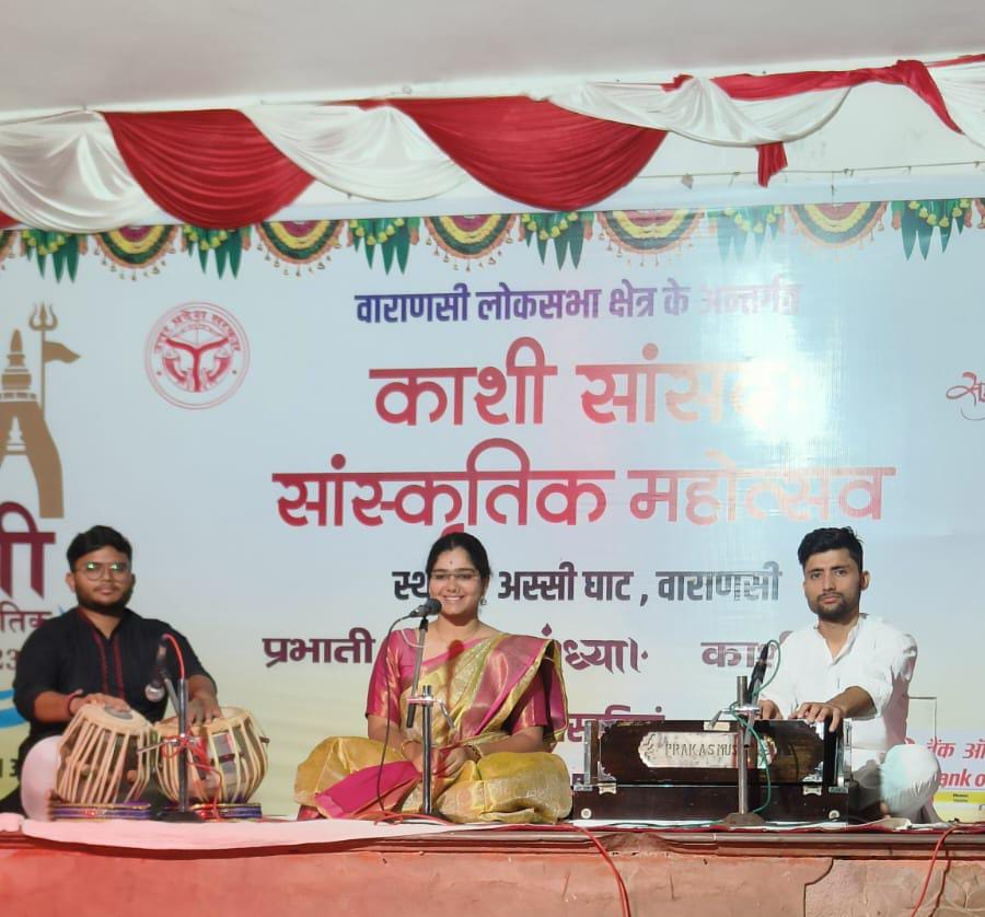 अस्सी घाट पर श्रीदेवी शर्वाणी ने कान्हा रे नंद नंदन राग केदार से कार्यक्रम का शुभारंभ किया