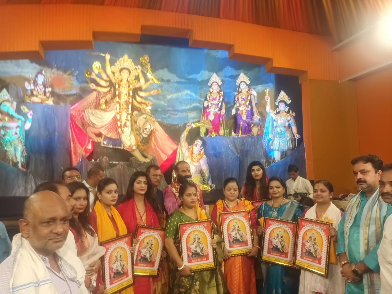 काशी की सुप्रसिद्ध दुर्गा पूजा संस्था एस बी दुर्गोत्सव समिति, बुलानाला द्वारा समाज में उल्लेखनीय योगदान करने वाली 9 विशिष्ट महिलाओं को नारी शक्ति सम्मान से किया अलंकृत