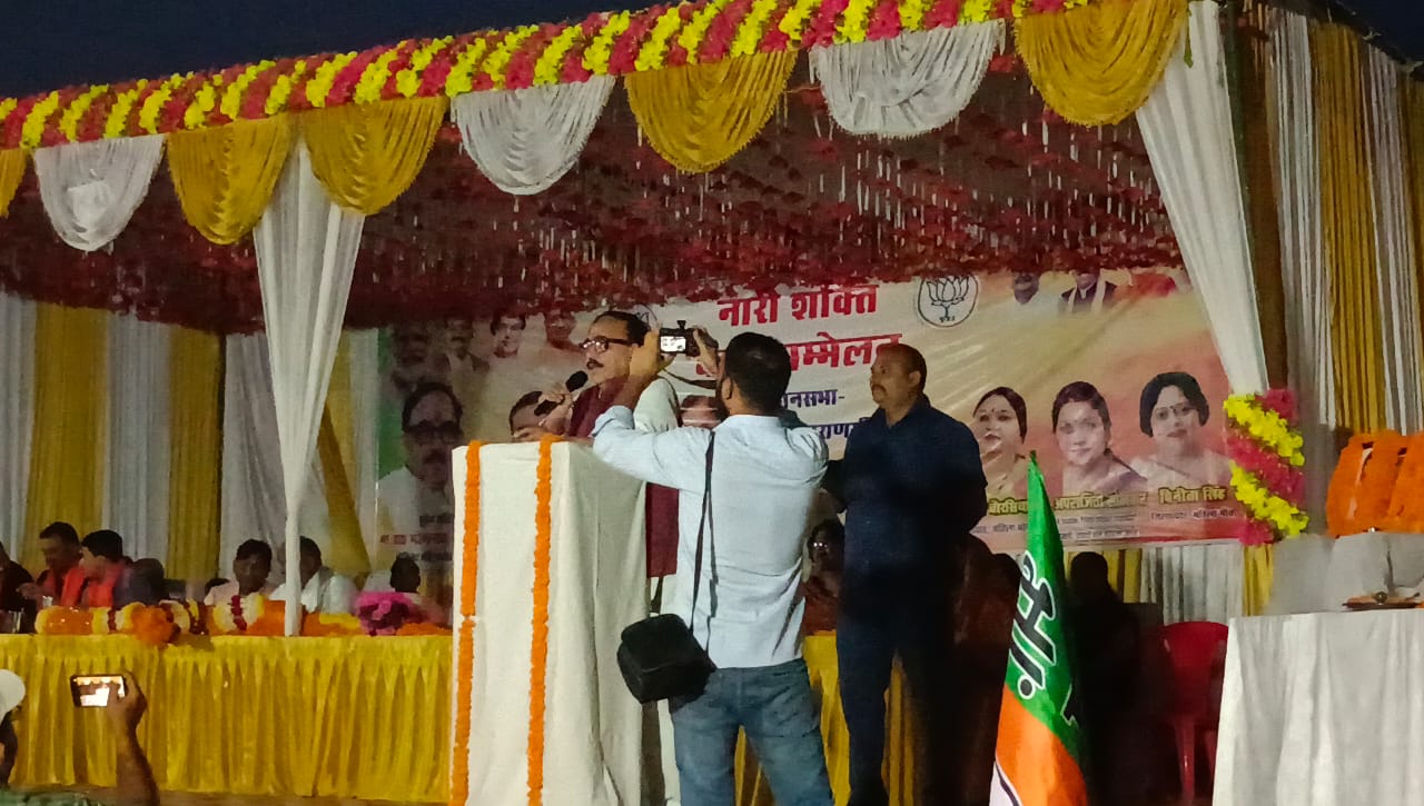 धरसौना में आयोजित नारी शक्ति सम्मेलन में केन्द्रीय मंत्री डॉ महेंद्र नाथ पाण्डेय ने गिनायी  सरकार की उपलब्धिया