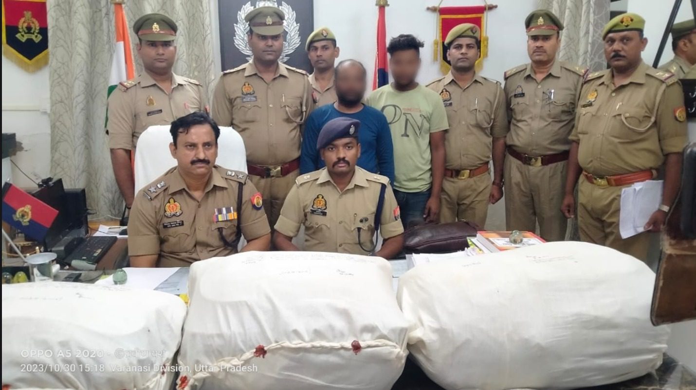 मिर्जामुराद पुलिस ने 02 अभियुक्तों को 30 कि0ग्रा0 गांजा अंतर्राष्ट्रीय बाजार कीमत लगभग 18 लाख रुपये के साथ किया गिरफ्तार