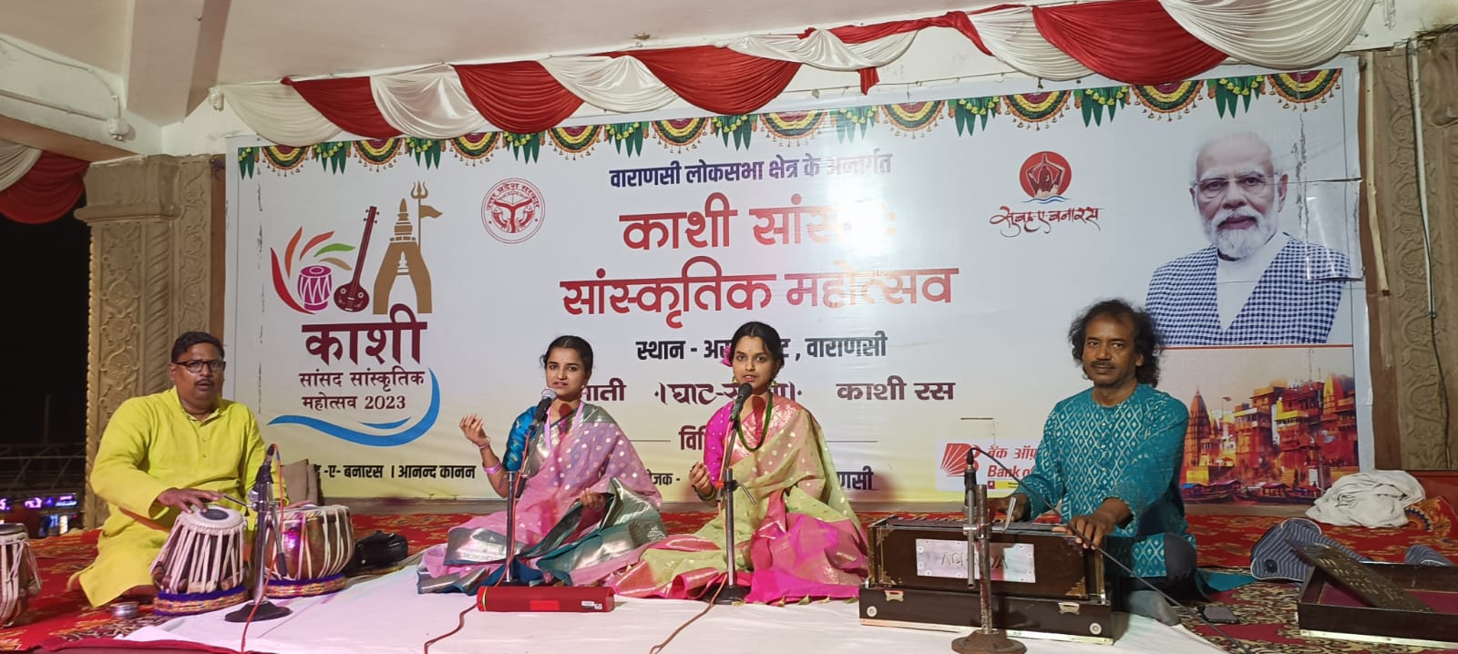 मुरलिया राम निरंजन, कानडा राजा (मराठी भजन) सुना कर दर्शकों के हृदय को भाव विभोर किया