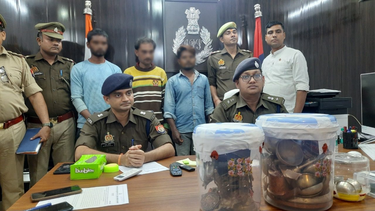 रिटायर्ड एन.टी.पी.सी मैनेजर के घर हुई नकबजनी का सफल अनावरण, थाना शिवपुर पुलिस द्वारा 03 अभियुक्त गिरफ्तार