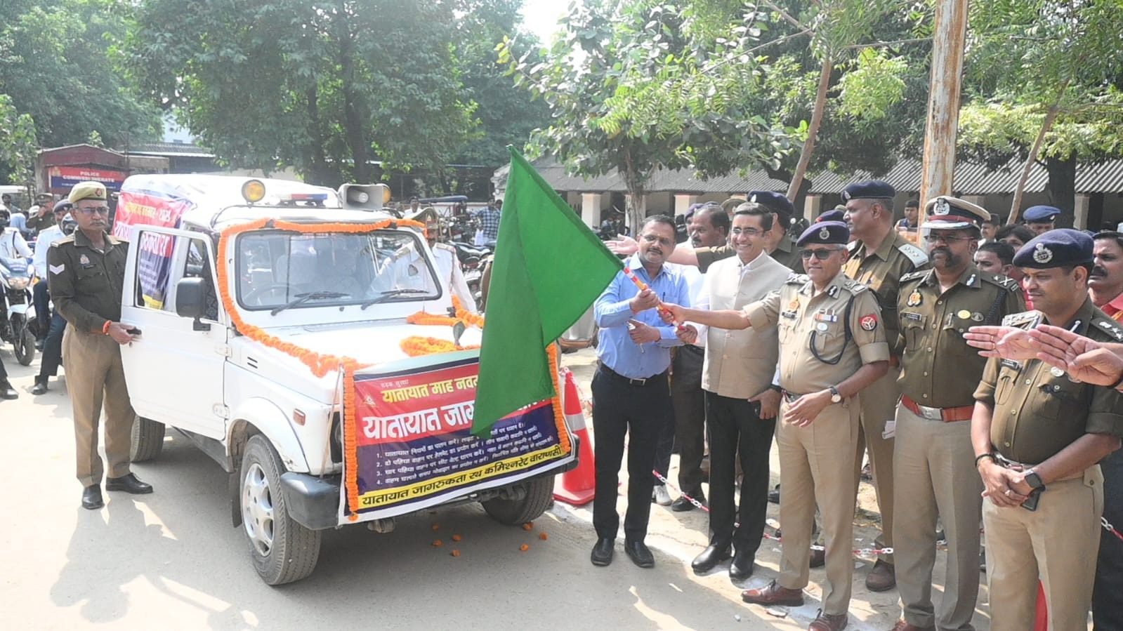 पुलिस लाईन्स यातायात स्थित सभागार में यातायात माह का शुभारंभ किया गया
