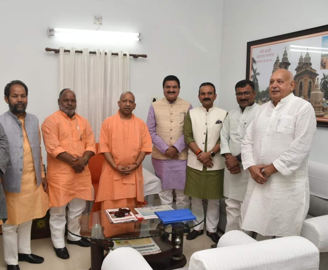 सीएम ने भाजपा पदाधिकारियों व नेताओं से की विकास पर चर्चा
