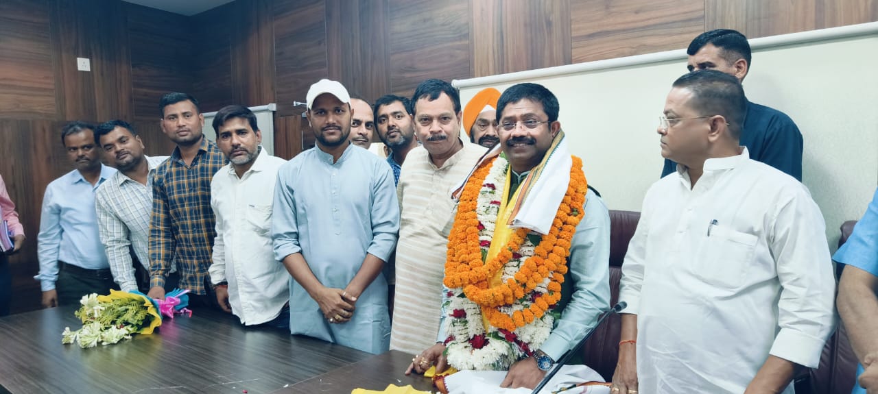 पूर्वोत्तर रेलवे श्रमिक संघ वाराणसी मंडल द्वारा कैबिनेट मंत्री नन्द गोपाल गुप्ता नंदी कों अंगवस्त्र, पुष्प गुच्छ भेंट कर किया स्वागत और अभिनंदन