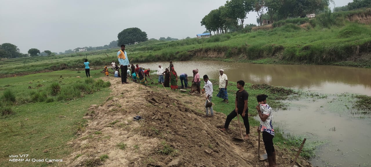 तेवर मे नाद नदी के सिल्ट सफाई और मेड़बंदी का कार्य शुरू
