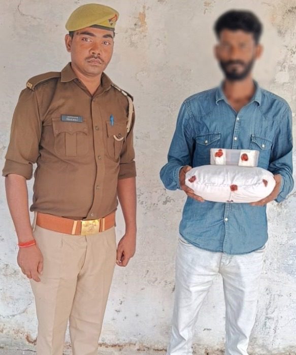एक किलो दो,सौ ग्राम नाजायज गांजा, व चार कारतूस के साथ एक गिरफ्तार