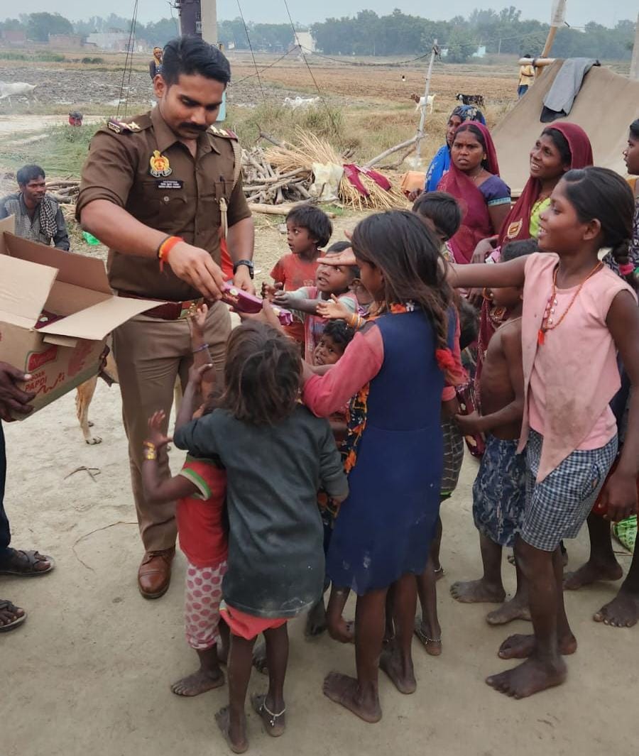 फूलपुर थाना प्रभारी ने गरीब बच्चों को मिष्ठान और मोमबत्ती देकर  मनाया दीपावली का त्यौहार