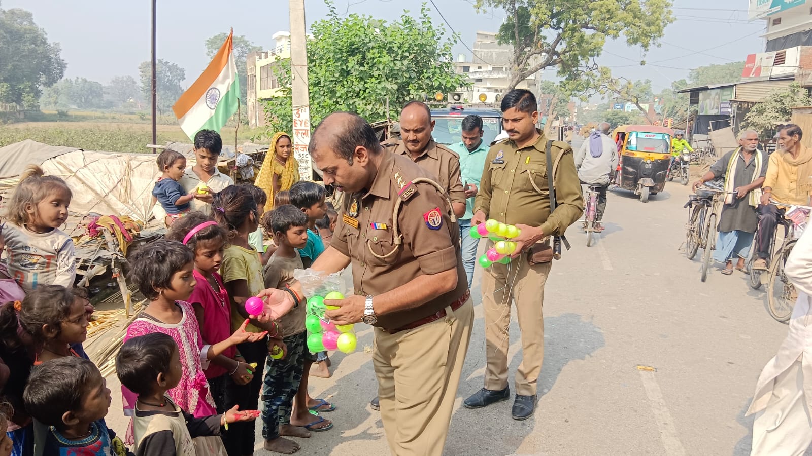 चौबेपुर थाना प्रभारी राजीव सिंह ने ग़रीब और असहायो के साथ मनाई दिवाली