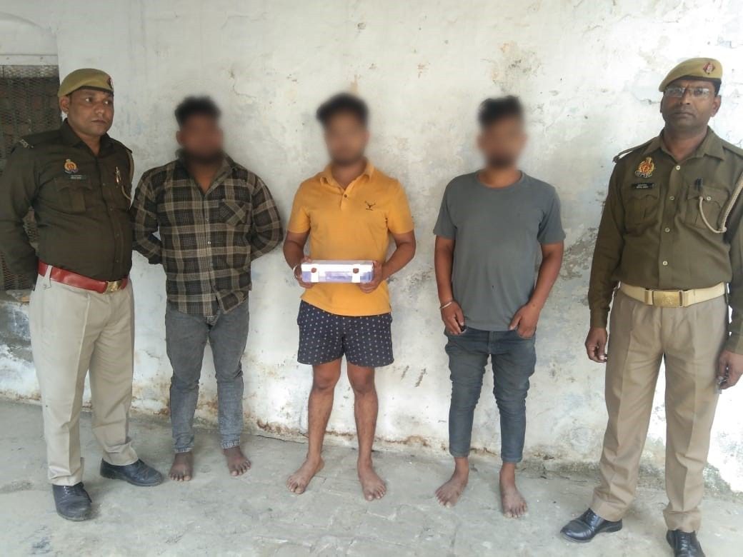 थाना चौबेपुर पुलिस ने चोरी के मुकदमे मे वांछित अभियुक्तगण को किया गिरफ्तार, कब्जे से चोरी की 01मोबाईल फोन व 800/- रू0 नकद बरामद