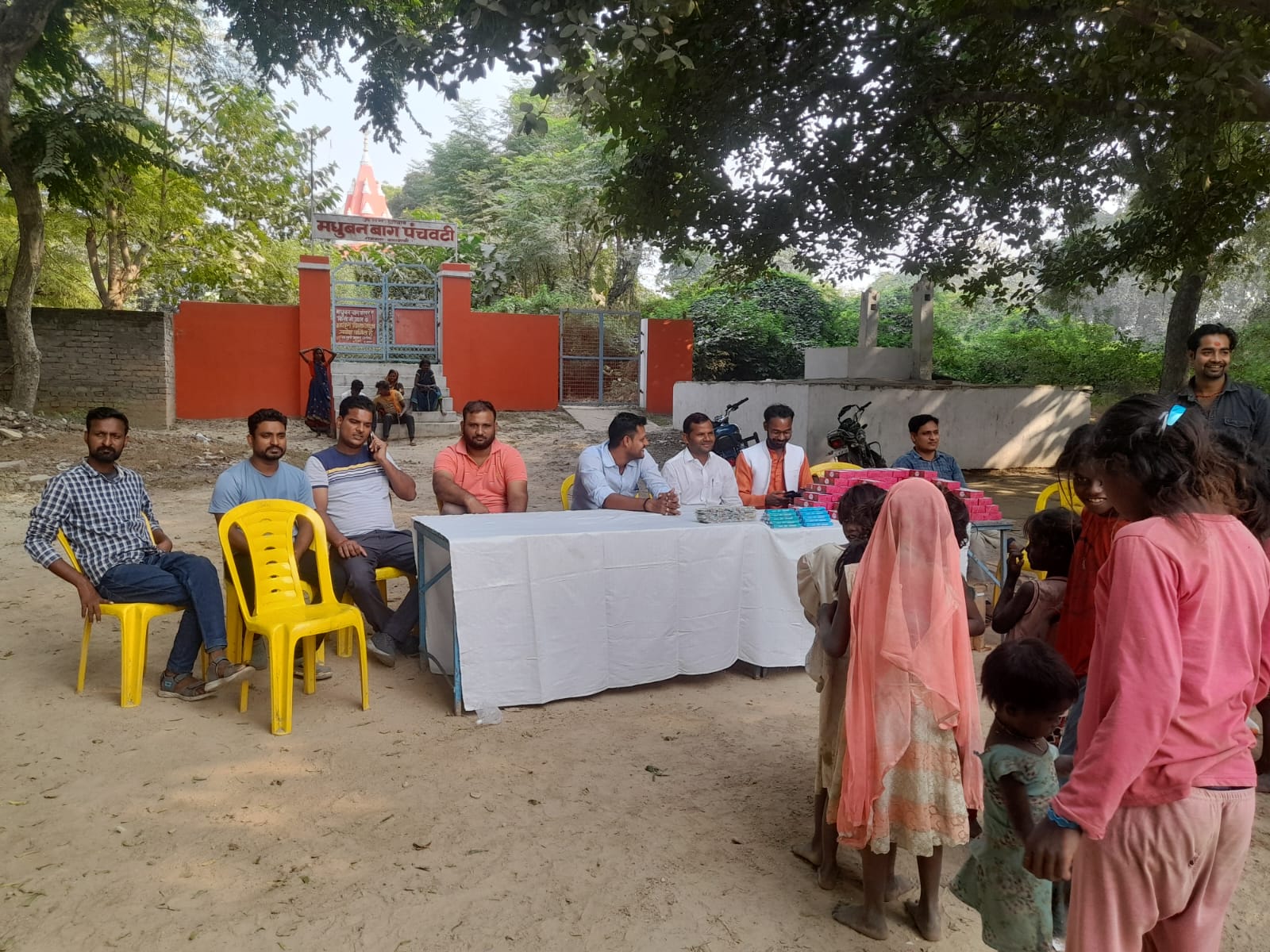 दलित बस्ती के बच्चो के साथ कर्तव्य फाउंडेशन ने मनाई दिवाली
