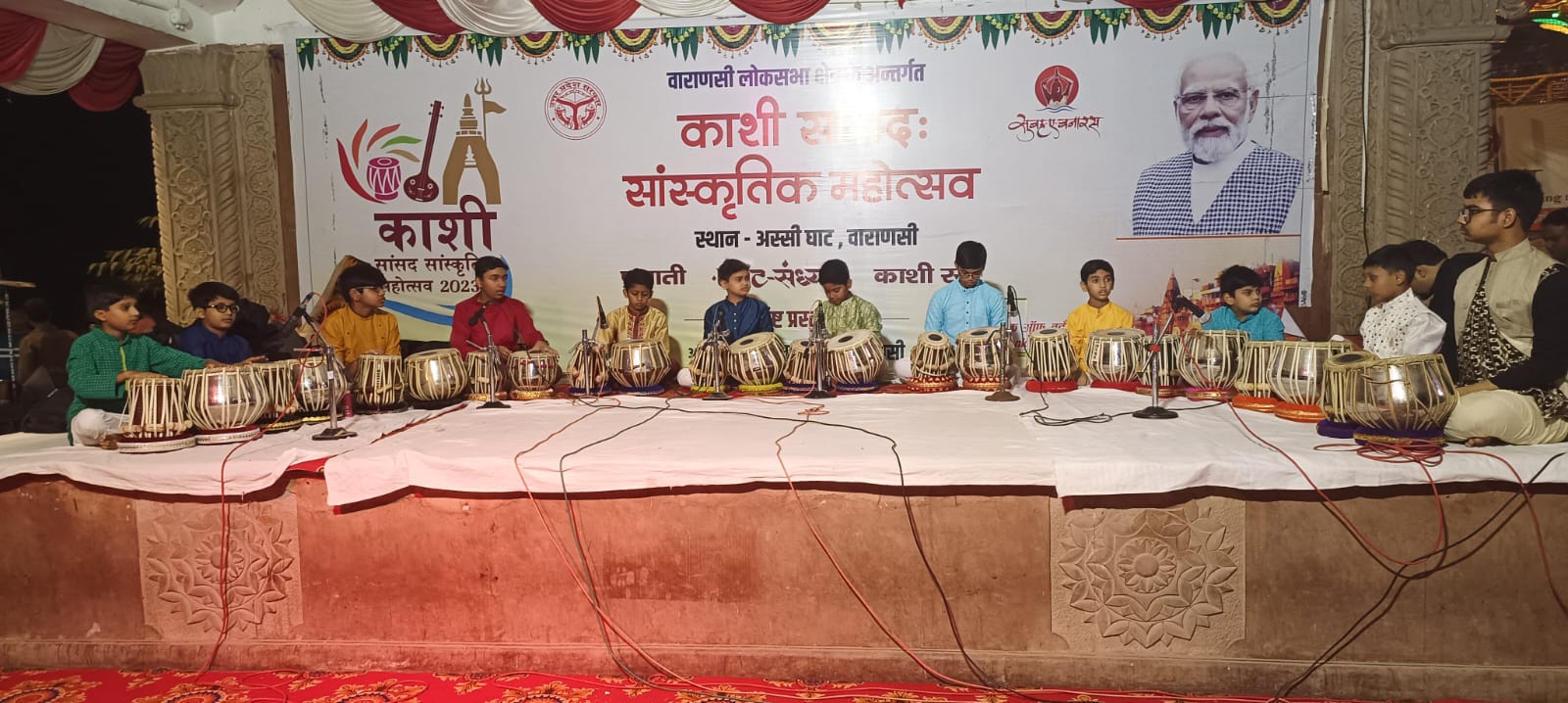 अस्सी घाट पर बाल दिवस के अवसर पर अनुनाद  स्कूल ऑफ म्यूजिक की तरफ से तबला वादन प्रस्तुत  किया