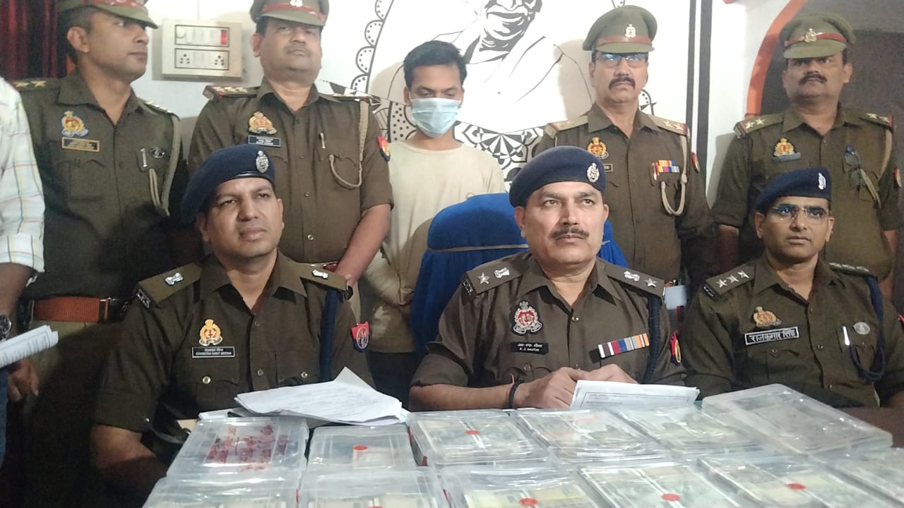 ज्वैलरी की दुकान से रुपये लेकर भागने वाला 20 हजार का ईनामिया अभियुक्त थाना सिगरा पुलिस द्वारा गिरफ्तार 42 लाख रूपया बरामद