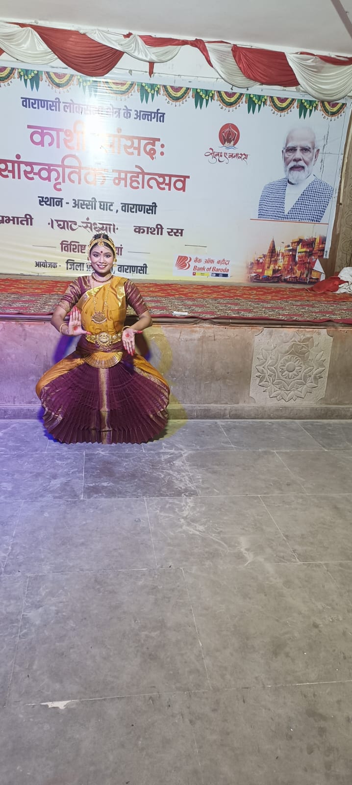 अस्सी घाट पर सुश्री नेहा कुमारी ने दो हजार वर्ष पुराना भरत नाट्यम नृत्य की प्रस्तुति की