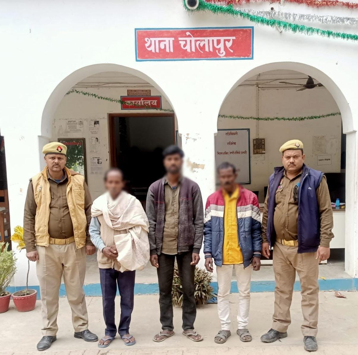 थाना चोलापुर पुलिस टीम द्वारा कुल 03 वारण्टी गिरफ्तार
