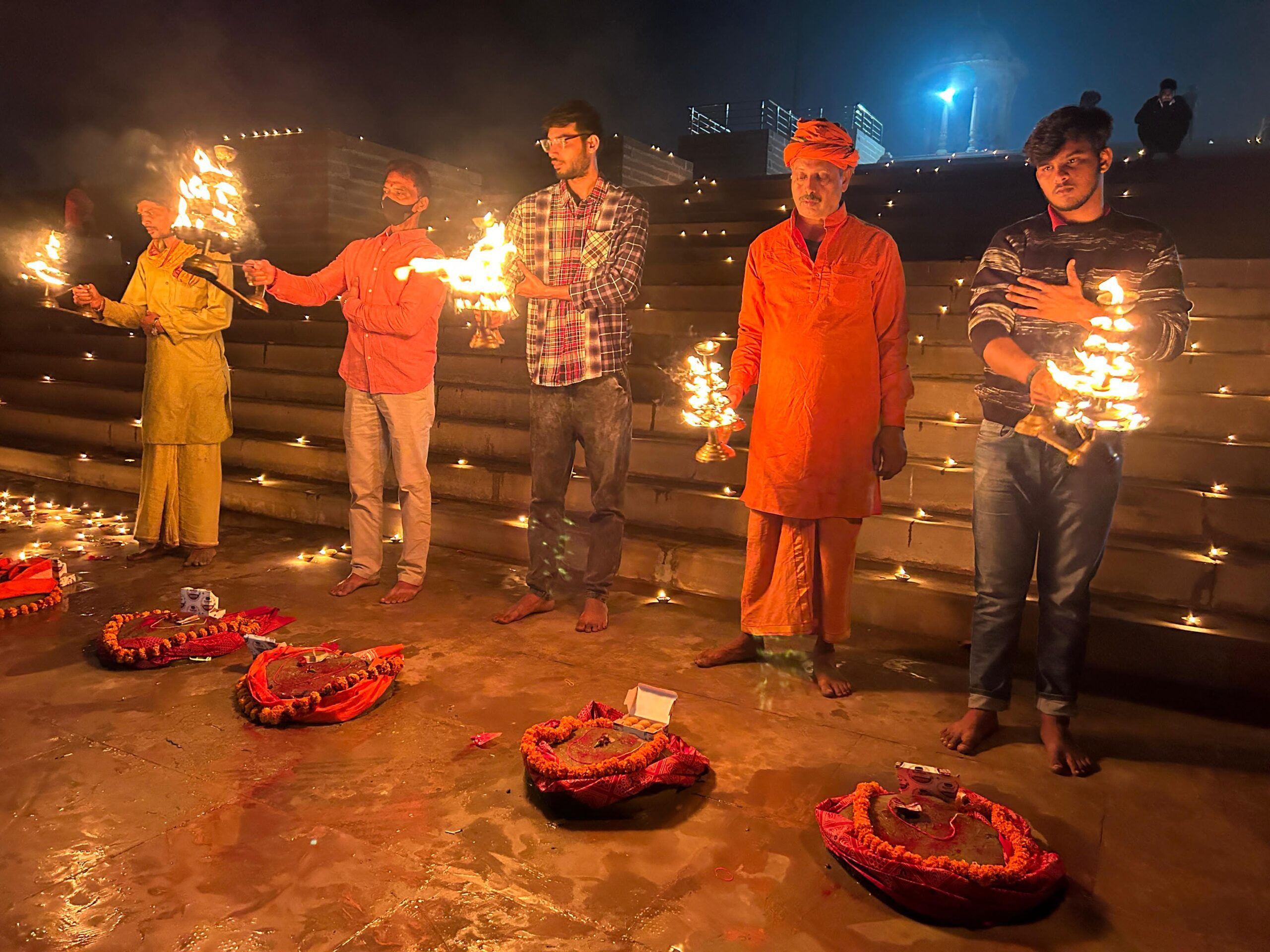 मारकंडेय महादेव मंदिर के पुजारियों ने दीपक जलाकर मनाया देव दीपावली
