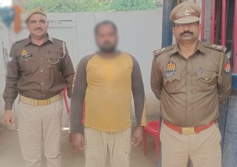पशु क्रूरता के मामले मे अभियुक्त मो० शादिक थाना रोहनिया पुलिस टीम द्वारा गिरफ्तार, कब्जे से एक अदद ट्रक मे कुल 24 राशि पड़वे बरामद