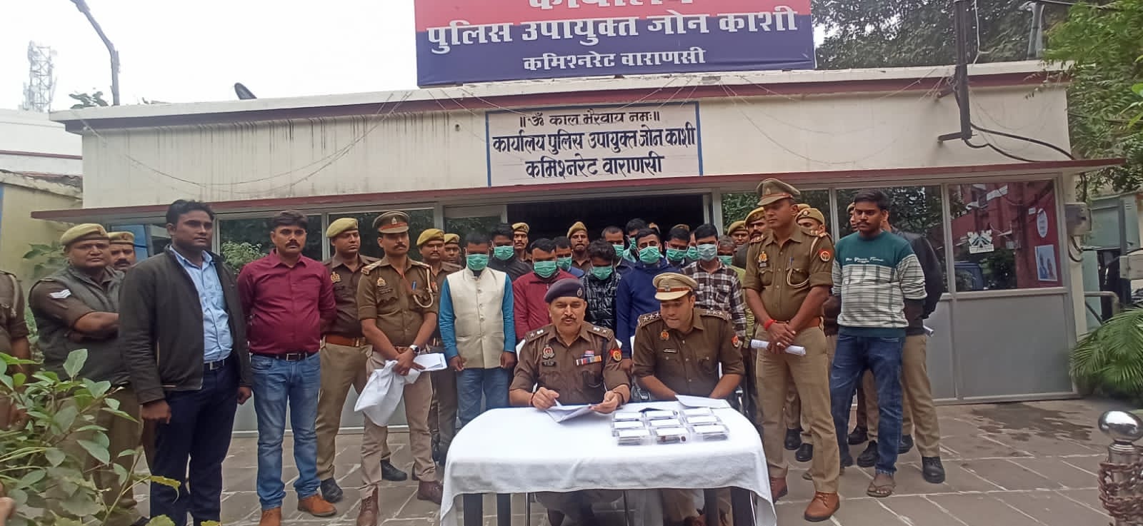 वाराणसी में दर्शानार्थियों/पर्यटकों के साथ मंदिरों में एवं घाटों पर भ्रमण कर चेन, पर्स आदि चोरी करने वाले अंतर जनपदीय गिरोह के 12 शातिर चोरों को कोतवाली पलिस व एसओजी टीम द्वारा गिरफ्तार