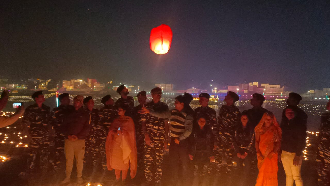 गंगा ग्राम डुमरी में देव दीपावली के उपलक्ष्य में 95 बटालियन सीआरपीएफ दीपक लगाने जलाने में महत्वपूर्ण भूमिका |
