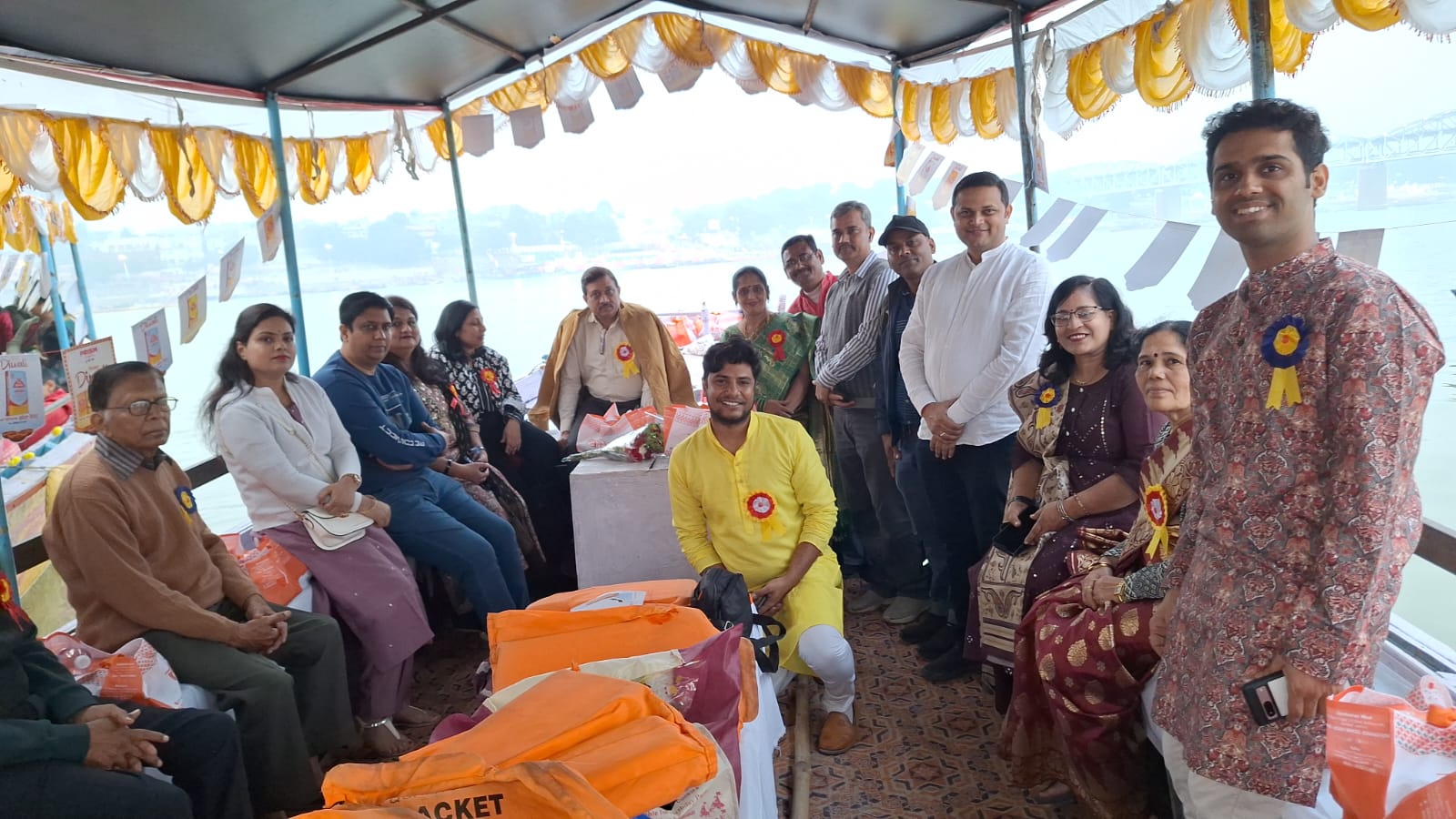 प्रिज्म सीमेंट द्वारा अपने कर्मचारियों के साथ स:परिवार गंगा घाटों का नौका विहार कर मनाया गया देव दीपावली पर्व