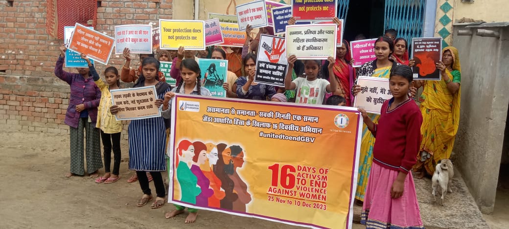 महिलाओं और किशोरियों ने हिंसा के विरुद्ध निकाली रैली