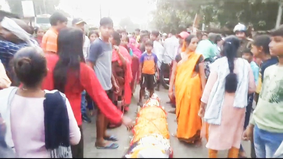 दो बाइक की आमने -सामने भिड़ंत में एक युवक की हुई दर्दनाक मौत, परिजनों ने शव को सड़क पर रख किया चक्का जाम