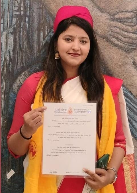 हाथ में उपाधि मिलते ही खिल उठा चेहरा, झूम उठी जान्हवी