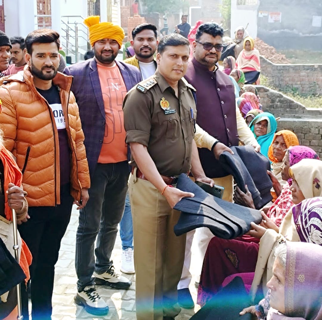 मिशन समाज सेवा के राष्ट्रीय अध्यक्ष डम्पी तिवारी उर्फ बाबा ने किया कंबल वितरण