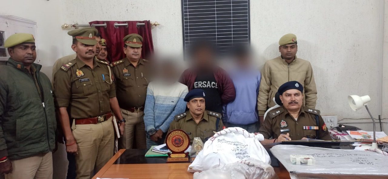 थाना भेलुपूर पुलिस द्वारा भेलूपुर क्षेत्रान्तर्गत मंदिर में एवं घर में चोरी करने वाले शातिर चोरों को गिरफ्तार करते हुए घटना में प्रयुक्त वाहन के साथ चोरी हुए सामान को सफलता पूर्वक बरामद