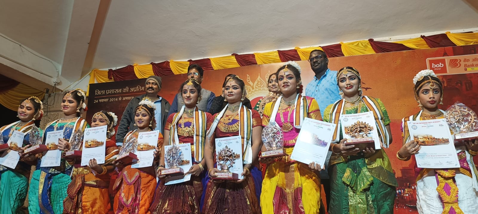 अस्सी घाट पर दक्षिण भारत से आए सैकड़ो बच्चों ने भारतीय संस्कृति के तहत भरतनाट्यम एवम कुचिपुड़ी नृत्य किया