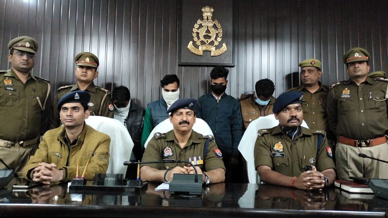 कब्जे से चोरी के 39,31,000/- रुपये, एक अदद सोनी कैमरा, एक अदद आधार कार्ड व एक अदद चेक बुक बरामद