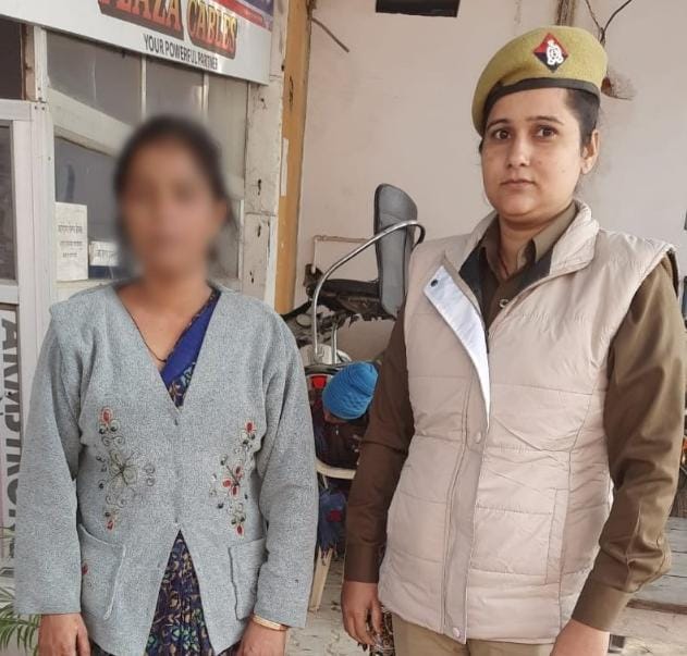 धोखाधड़ी करके महिला के गले से चेन चुराने वाली अभियुक्ता थाना लालपुर पाण्डेयपुर पुलिस टीम द्वारा गिरफ्तार