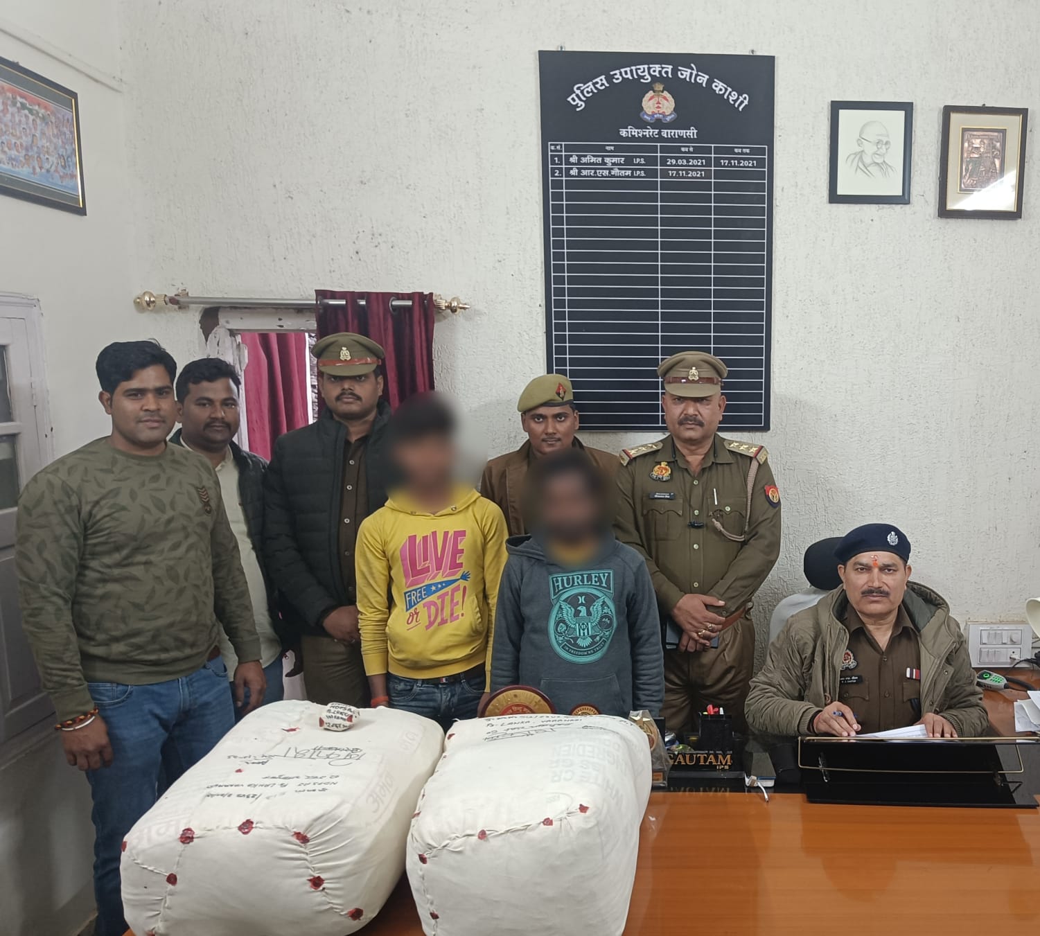 अवैध गाजा की तस्करी करने वाले 02 आरोपीगण थाना लंका पुलिस द्वारा गिरफ्तार