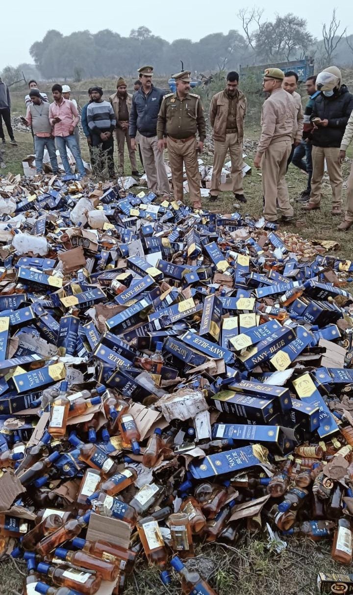 विभिन्न अभियोगों में जब्त एवं बरामद अवैध अंग्रेजी व देशी शराब को थाना लंका पुलिस व आबकारी विभाग की संयुक्त टीम द्वारा विनष्टीकरण किया गया