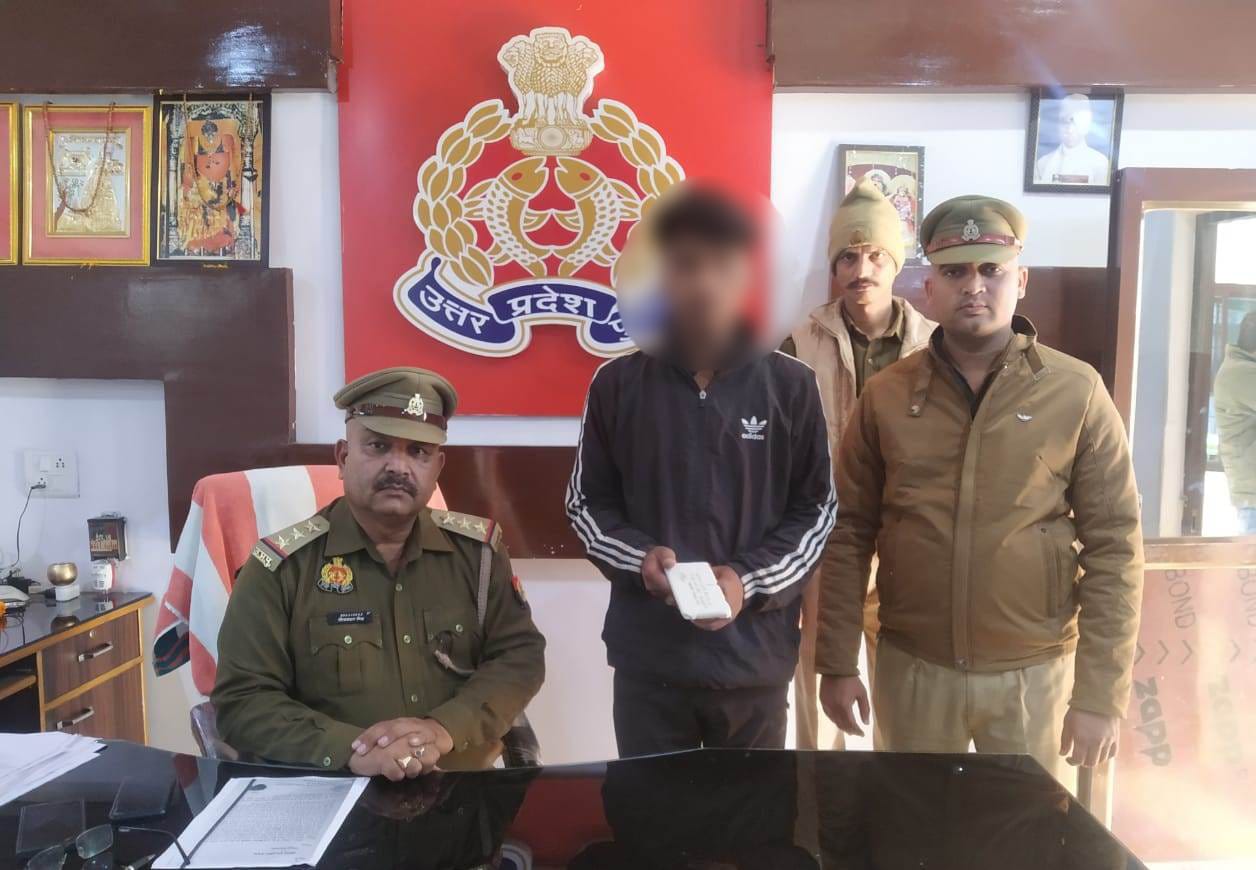 लुट के एक मोबाइल फोन के साथ एक आरोपी थाना लंका पुलिस द्वारा गिरफ्तार