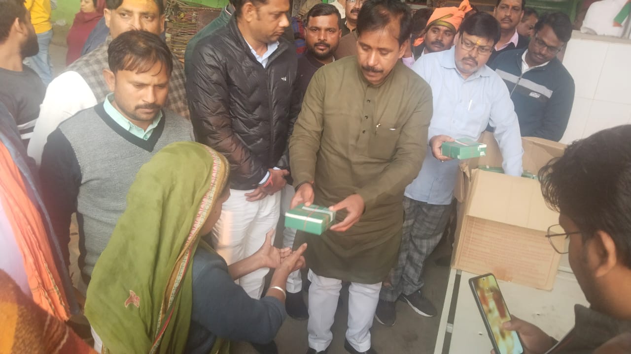 कैबिनेट मंत्री ने कुष्ठ रोगियों को बांटे कम्बल व मिठाइयांँ