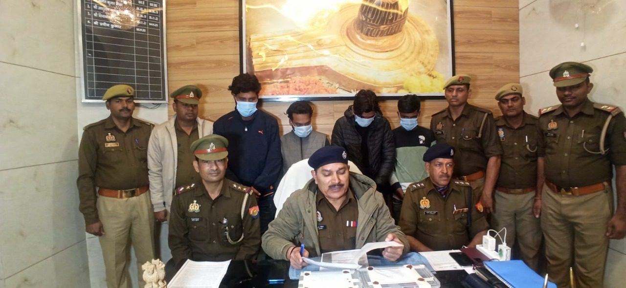 शातिर मोबाइल चोर व चोरी के मोबाइल खरीदने वाले दालमण्डी के दुकानदार सहित 4 नफर अभियुक्त गिरफ्तार व चोरी के 21 अदद टच स्क्रीन एण्ड्रायड मोबाइल बरामद