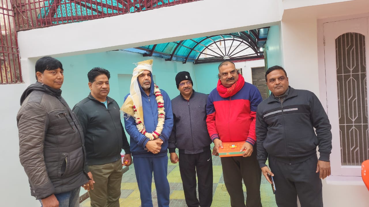 गोवर्धन पूजा समिति के पदाधिकारियों ने भारतीय कुश्ती संघ के नवनिर्वाचित अध्यक्ष संजय सिंह “बबलू” को साफा और माला पहनाकर किया स्वागत