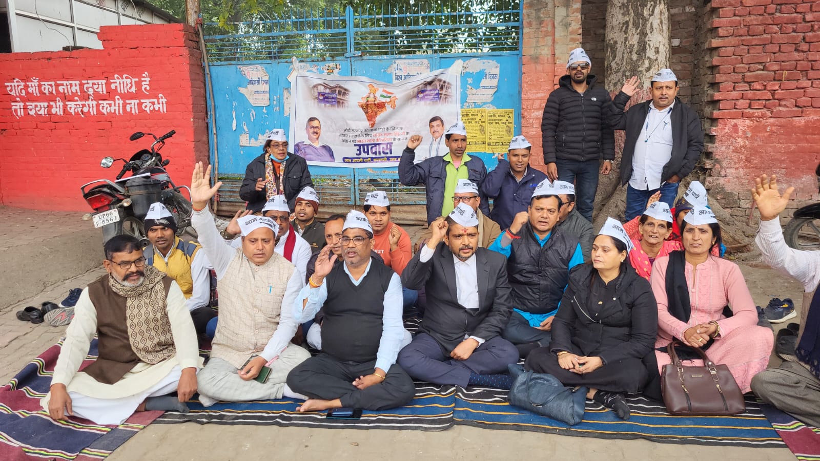 आप पार्टी ने शास्त्री घाट पर उपवास कार्यक्रम का किया आयोजन