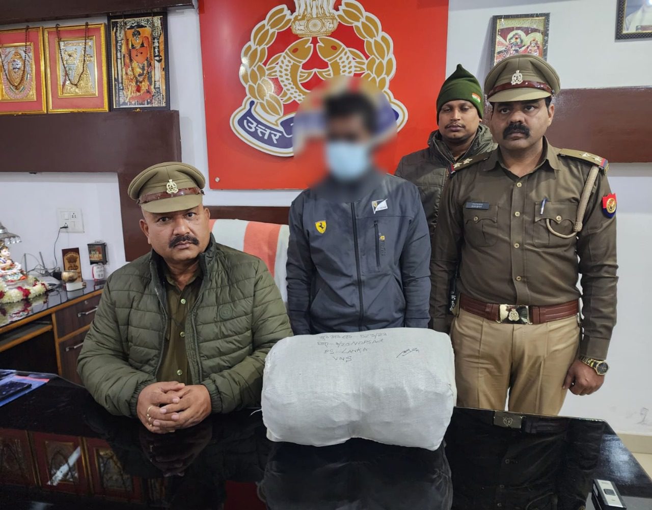 थाना लंका पुलिस द्वारा शातिर अभियुक्त अवैध गांजा के साथ गिरफ्तार