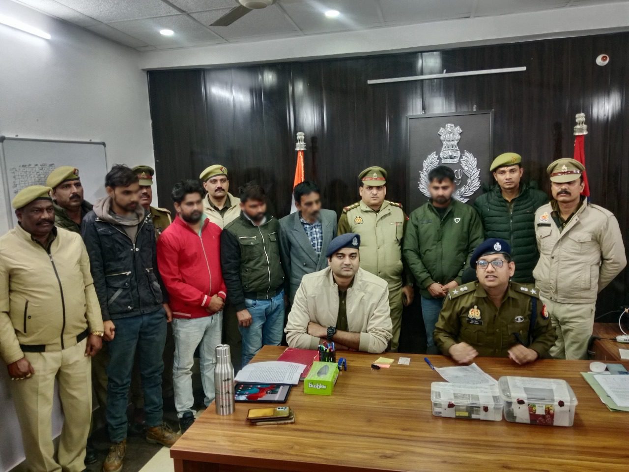 शिवपुर पुलिस द्वारा लूट/डकैती की घटना का सफल अनावरण, लूट की मो.सा. व तीन लाख रुपये नकद के साथ 05 शातिर अभियुक्त गिरफ्तार