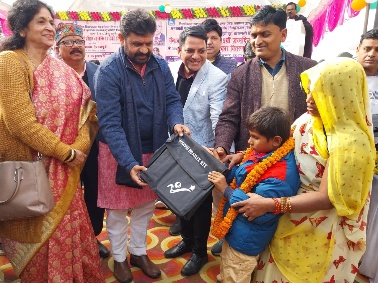 आयुष राज्य मंत्री ने दिव्यांग जनों को सहायक उपकरण का वितरण व सिलाई कढ़ाई प्रशिक्षण केंद्र का किया शुभारंभ