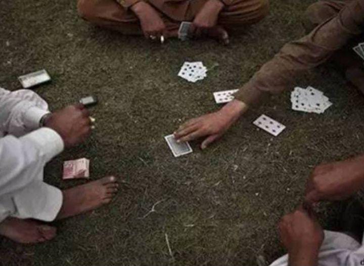 जुआ खेल रहे तीन गिरफ्तार, एक फरार पांच हजार रुपया व ताश का पत्ता बरामद