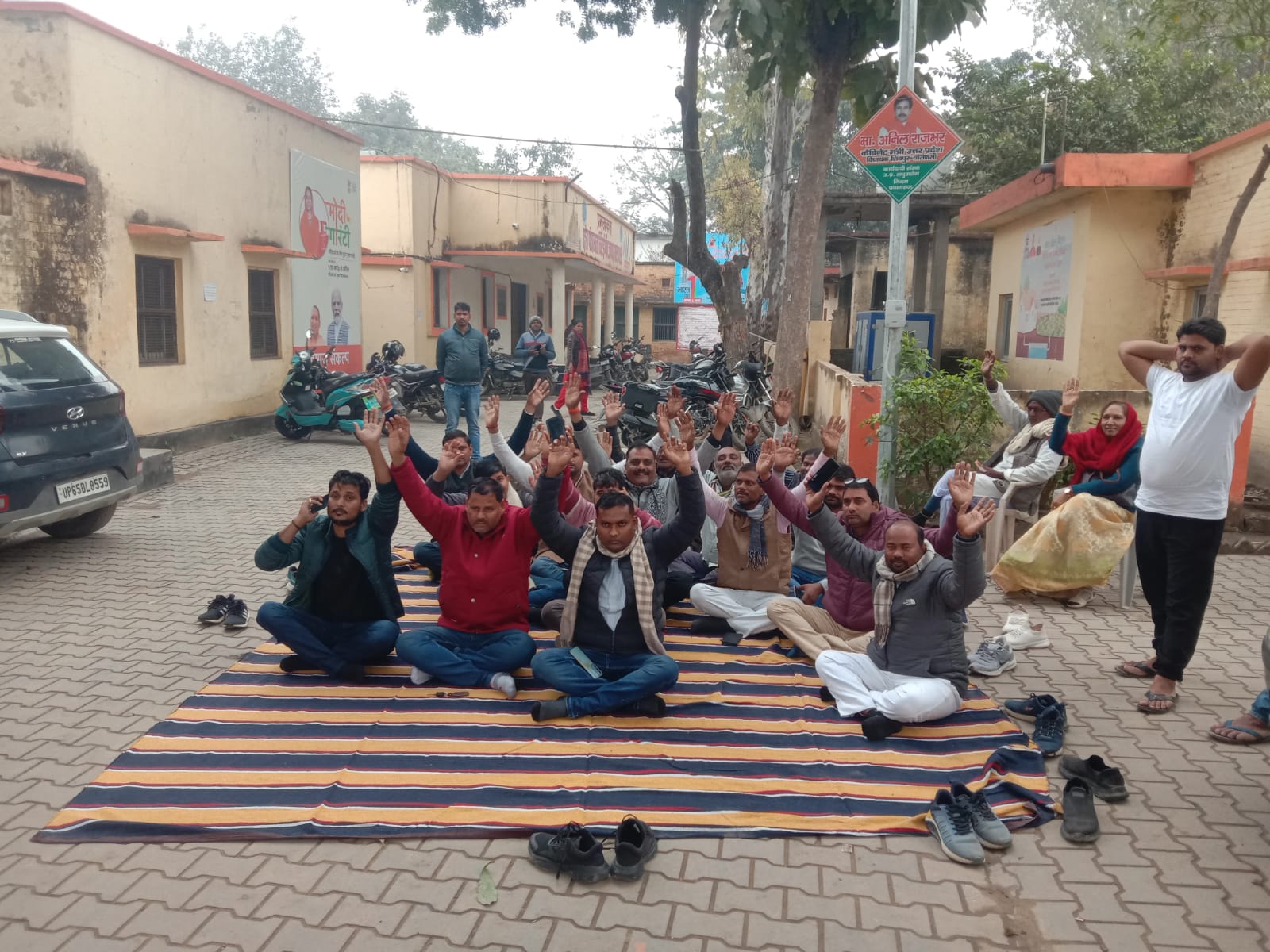 चिरईगाँव ब्लाक मुख्यालय पर ग्राम प्रधानों का धरना प्रदर्शन