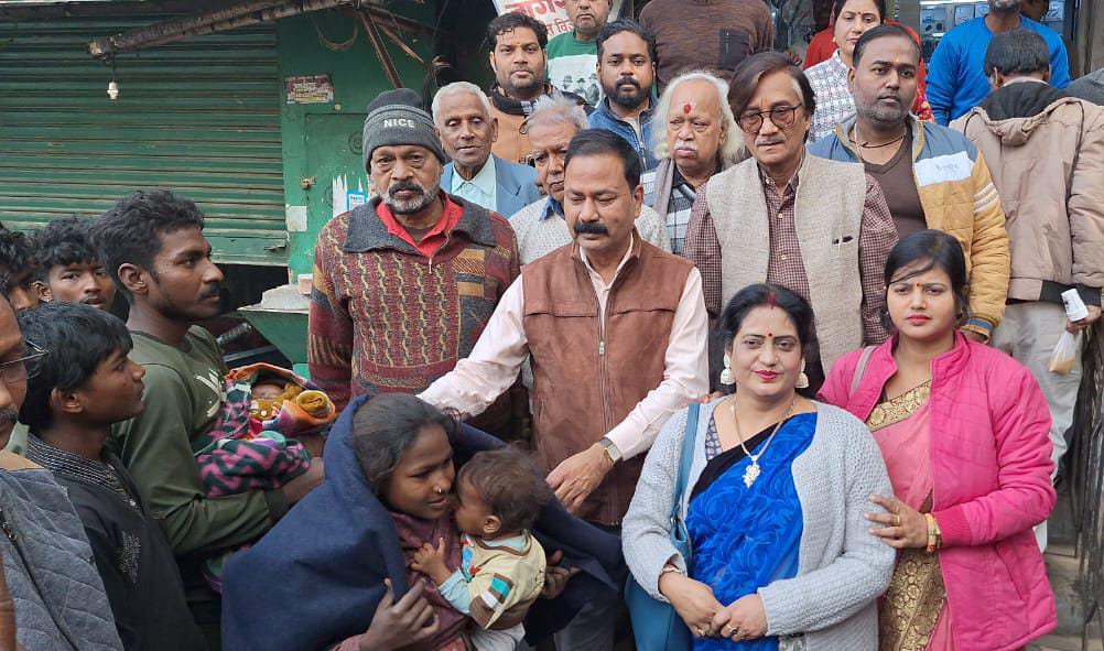 नादान परिंदे साहित्य मंच ने कवि चपाचप बनारसी के स्मृति में 150 जरूरतमंद लोगो को दिया कंबल, कंबल पाकर लोगों ने किया धन्यवाद ||